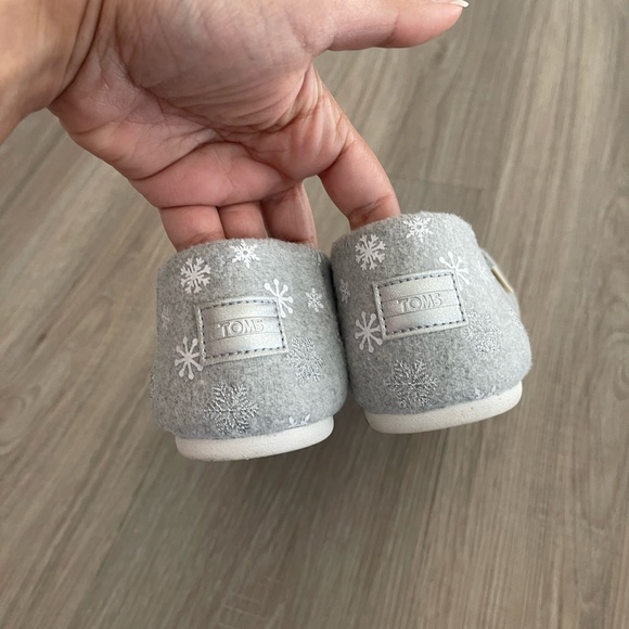 Toms Drizzle Gray Grey Embroidered Snowflakes Women's Classics - Picture 4 of 6